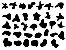 abstrakt Klecks Sammlung. Vektor Flüssigkeit Schatten zufällig Formen. schwarz Würfel Tropfen einfach Formen. Vektor Illustration isolieren auf Weiß Hintergrund.
