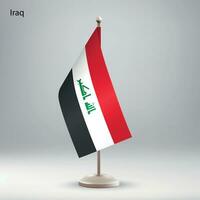 Flagge von Irak hängend auf ein Flagge Stand. vektor