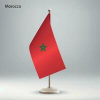 flagga av marocko hängande på en flagga stå. vektor
