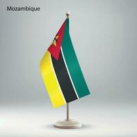 Flagge von Mozambique hängend auf ein Flagge Stand. vektor