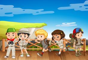 Fem barn i safari kostym på bron vektor