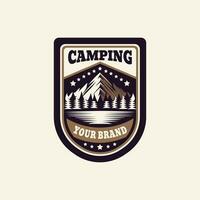 årgång äventyr utomhus- bricka. camping emblem logotyp med berg och träd illustration vektor