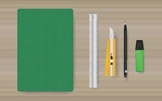kontorsobjekt bakgrund av grön skärmatta med linjal, skärare, penna och markör på trä. vektor. vektor