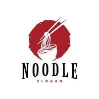 nudel logotyp vektor traditionell japansk mat Ramen spaghetti restaurang varumärke silhuett design mall