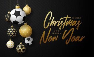 Fußball-Sport-Weihnachtskarte. frohe weihnachten sportgrußkarte. Hängen Sie an einem Fadenfußball, Fußballball als Weihnachtsball und goldener Kugel auf schwarzem horizontalem Hintergrund. Sport-Vektor-Illustration. vektor