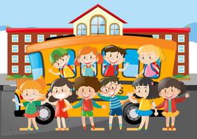 Många elever rider på skolbuss till skolan vektor