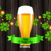 Vektor illustration för St Patrick&#39;s Day. Realistiskt glas öl på en träbakgrund