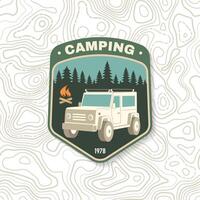 Camping Patch. Vektor. Konzept zum Hemd oder Logo, drucken, Briefmarke oder Tee. Jahrgang Typografie Design mit 3d Offroad Auto und Wald Silhouette. vektor