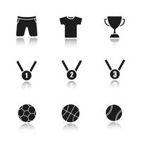 sport droppe skugga svarta ikoner set. fotboll, basket och tennisbollar, guld-, silver- och bronsmedaljer, vinnarcup, sportuniform. isolerade vektorillustrationer vektor