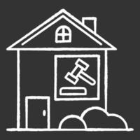 Immobilienklage Kreide weißes Symbol auf schwarzem Hintergrund. mietrechtliche Streitigkeit. Eigentumsstreitigkeiten, Gerichtsverfahren. Immobilientest. Mietvertrag Angelegenheit. isolierte vektortafelillustration vektor