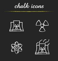 Atomenergie-Kreide-Icons gesetzt. Atomkraftwerk mit Rauch-, Strahlungs- und Atomsymbolen. isolierte tafel Vektorgrafiken vektor