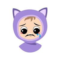 Avatar des Kindes mit Weinen und Tränen, traurigem Gesicht, depressiven Augen im Katzenhut. süßes kind mit melancholischem ausdruck im herbstlichen oder winterlichen kopfschmuck. Kopf eines entzückenden Babys vektor