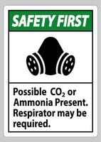 säkerhets första ppe tecken möjlig co2 eller ammoniak närvarande, kan andningsskydd behövas vektor