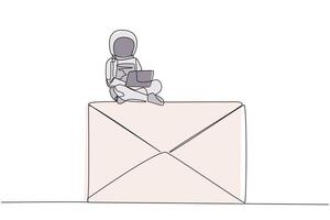 Single kontinuierlich Linie Zeichnung jung Astronaut Sitzung auf Riese Email Tippen Laptop. senden Einladungen zu Treffen online mit das Mannschaft auf Erde diskutieren Expedition. einer Linie Design Vektor Illustration