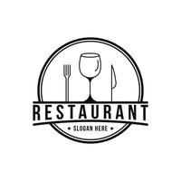 Wein Flasche Glas Gabel und Messer zum Essen Restaurant Logo Design Jahrgang retro Etikette vektor