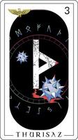 Wikinger Tarot Karte mit Runen Alphabet. Runen Brief namens Thurisaz und ein mittelalterlich Waffe mit Blut. vektor