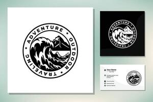 Berg, Meer Ozean Welle und Sonne zum Jahrgang Abenteuer draussen Reisen Etikette Briefmarke Logo Design vektor