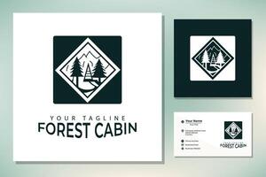 traditionell Wald hölzern Haus, Dorf Kabine Hütte mit Kiefer immergrün Tanne Bäume zum Abenteuer draussen Urlaub Lager Logo Design vektor