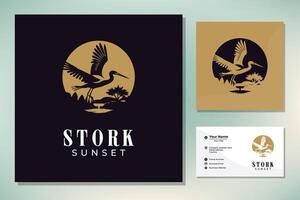 Sonnenuntergang Sonne mit fliegend Storch Reiher Vogel Über das Fluss vektor