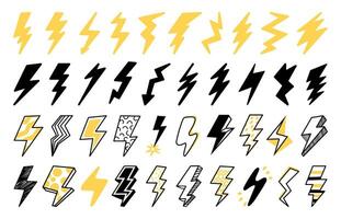 blixt- ikon. blixt strejk, elektrisk kraft och elektricitet logotyp, natur blixt gul form. vektor isolerat ClipArt symbol av åska ljus