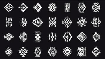 aztec geometrisk tatuering. etnisk abstrakt dekorativ ornament, gammal indisk amerikan stam- motiv design isolerat svart bakgrund. vektor uppsättning