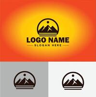 berg topp topp logotyp vektor konst utomhus- vandring äventyr ikon resa logotyp mall