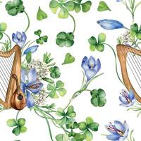 musikalisk instrument och vår blommor vattenfärg sömlös mönster isolerat på vit. målad grön klöver med harpa och mandolin. irländsk symbol hand ritade. design för st patrick dag bakgrund. vektor