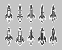 uppsättning av Plats raketer och skyttlar. ikoner, klistermärken. svart och vit silhuetter. vektor