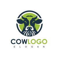 Kuh Logo. Kuh Bauernhof Logo Design Vektor. Jahrgang das Vieh Angus Rindfleisch Logo vektor