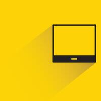TV skärm ikon på gul bakgrund vektor