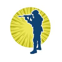 Silhouette von ein männlich Soldat Tragen Maschine Gewehr Waffe. Silhouette von ein Scharfschütze Schütze im Aktion. vektor