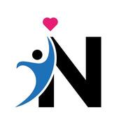 Gesundheit Pflege Logo auf Brief n Liebe, Herz Symbol. Nächstenliebe Logo vektor