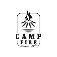 Jahrgang Lagerfeuer Logo Design, Camping Vektor. Logo zum Camping , Abenteuer Tierwelt , Lagerfeuer und Wildnis vektor