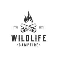 hipster årgång bål logotyp design. logotyp för camping, äventyr vilda djur och växter, lägereld. vektor