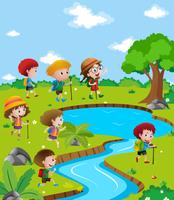 Kinder wandern den Fluss hinauf vektor