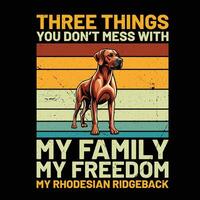 drei Dinge Sie nicht Chaos mit meine Familie meine Freiheit meine Rhodesian Ridgeback retro T-Shirt Design vektor