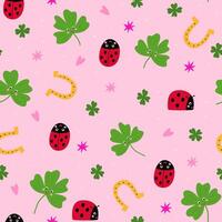 Bra tur sömlös mönster med klöver löv, nyckelpiga, hästsko på rosa bakgrund. söt st patrick vektor skriva ut tapet, textil- design, omslag papper. rolig barnslig tur- element illustration