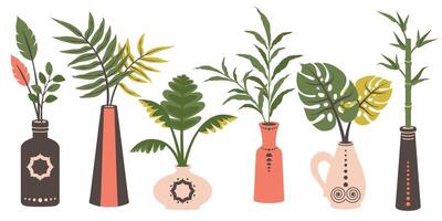 uppsättning av keramisk vaser med exotisk löv. modern lera porslin och krukmakeri med tropisk sammansättning. trendig design för Hem interiör. hand dragen klotter lergods annorlunda former, storlekar, Färg. vektor