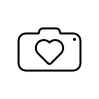 kamera med hjärta symbol, kärlek fotografi ikon i linje stil design isolerat på vit bakgrund. redigerbar stroke. vektor