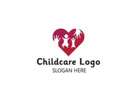 barn vård, familj, välgörenhet vektor logotyp emblem design mall. hand dragen Flerfärgad hjärta med bebis och vuxen händer silhuetter, isolerat ikon. frivillig icke vinst organisation, sjukvård begrepp.