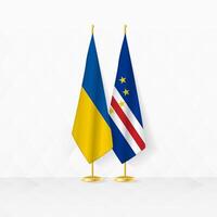 Ukraine und Kap verde Flaggen auf Flagge Stand, Illustration zum Diplomatie und andere Treffen zwischen Ukraine und Kap Grün. vektor