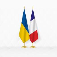 Ukraine und Frankreich Flaggen auf Flagge Stand, Illustration zum Diplomatie und andere Treffen zwischen Ukraine und Frankreich. vektor