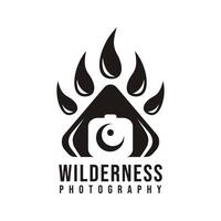 vildmark fotografi logotyp design Björn tassar med kamera lins vektor