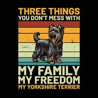 drei Dinge Sie nicht Chaos mit meine Familie meine Freiheit meine Yorkshire Terrier Hund retro T-Shirt Design vektor
