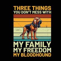 drei Dinge Sie nicht Chaos mit meine Familie meine Freiheit meine Bluthund Hund retro T-Shirt Design vektor