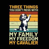 drei Dinge Sie nicht Chaos mit meine Familie meine Freiheit meine Kavalier König Hund retro T-Shirt Design vektor