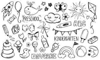 daghem klotter uppsättning. dagis och förskola linje konst vektor illustration. barn ikon samling med hand dragen leksaker, blommor, Sol, raket, regnbåge, djur och godis på vit bakgrund