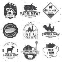 amerikanisch Bauernhof Abzeichen oder Etikett. Vektor. Jahrgang Typografie Design mit Huhn, Schwein, Kuh und Bauernhof Haus Silhouette. Elemente auf das Thema von das Milch, Schweinefleisch und Hähnchen Bauernhof Geschäft. vektor