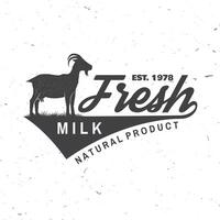 färsk naturlig mjölk bricka, logotyp. vektor. typografi design med get silhuett. mall för mejeri och mjölk bruka företag - affär, marknadsföra, förpackning och meny vektor
