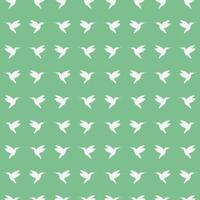 nahtlos Muster von fliegend Kolibri von das Seite. Weiß Silhouette von ein Vogel im Profil auf ein Grün Hintergrund. tropisch und exotisch Fauna. Tier Form. Vektor Illustration.